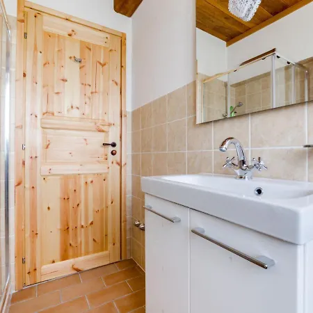 Дом отдыха Secluded In Pennabili With Whirlpool Пеннабилли